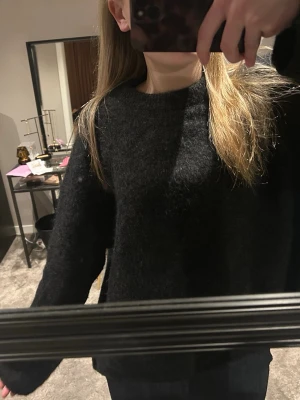 HM premium stickad - Säljer min snygga HM premium stickade tröja. Svart/grå färg och snygg passform. Storlek M men oversized. Inte nopprig!! Köpt för 799 kr