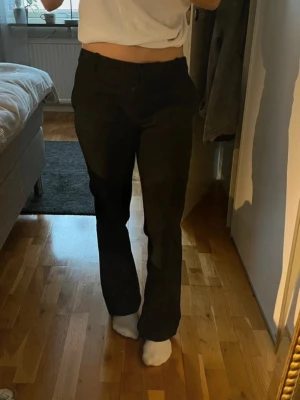 Svarta kostymbyxor från bikbok - Ligmidjade bootcut kostymbyxor från bikbok, aldrig använda 