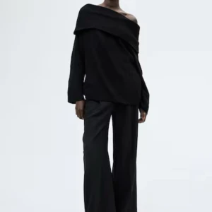 Svart stickad tröja från H&M - Säljer en svart stickad tröja från H&M med en bred krage som kan bäras offshoulder. Tröjan har långa ärmar och en bekväm passform, perfekt för kyligare dagar. Ett stilrent plagg som passar till mycket. 🖤