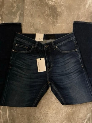 Tiger Of Sweden Jeans Nya - Helt nya Tiger of sweden jeans med lappar och allt orört💯Snygg färg med skön wash för riktigt bra pris jämfört med nypris på cirka 1599kr💔Skicka prisförslag och tveka inte på att skriva vid frågor!