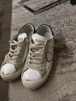 Philippe Models  - Väldigt använda Philippe Model sneakers. Skicket är tydligt använt, ca 5/10, med en skada (se sista bilden). Priset är därför satt lågt. Säljs utan box. Självklart 100 % äkta.