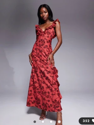 Rödblommig maxiklänning  - Såå snygg!! Använt bara 1 gång, säljer den för att den är en storlek för liten 🥲. Köptes för 352kr. https://www.asos.com/se/rare/rare-london-rodblommig-maxiklanning-med-volang-sidoslits-och-knytband-framtill/prd/208398257?custref=191496127&affid=26803&channelref=email&orderref=1029542964&utm_source=CRM&utm_medium=email#variantId-208398281