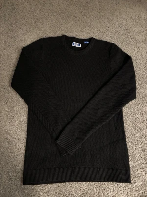 Svart stickad tröja Jack & Jones - Säljer en svart stickad tröja från Jack & Jones. Tröjan är i storlek 176 men sitter som M. Tröjan har en enkel och stilren design som passar perfekt till många olika outfits. Använd ett fåtal gånger, inget synligt slitage. Skriv gärna vid frågor!😃✅