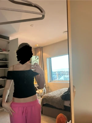 Svart tröja som viks ner - Jätte fin tröja som man viker ner över axlarna!