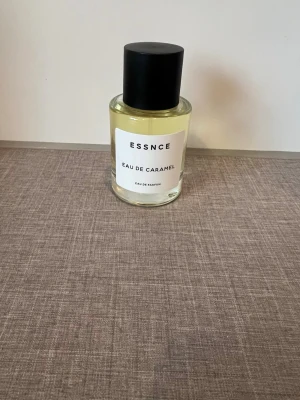 ESSNCE Eau de Caramel parfym - ESSNCE Eau de Caramel. Doften har en söt karamellton. Perfekt för dig som gillar gourmanddofter. Den är endast testad så typ full
