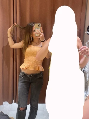 Mörkgrå raka low waist gina jeans med slitning - Säljer ett par mörkgrå low waist jeans med rak passform och slitning vid knät. Jeansen är as sköna och kan spännas åt i midjan, de passar mig som är 155 bra i längden och de är uppsprättade vid fötterna!