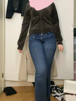 Lågmidjade jeans - Lågmidjade flare jeans från gina tricot. Storlek 164 som då motsvarar S/xs. Upsprättade vid benen och i bra skick