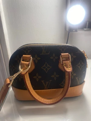 Lv handväska - Jättefin väska, endast använd tre gånger. Liten modell, alma nano