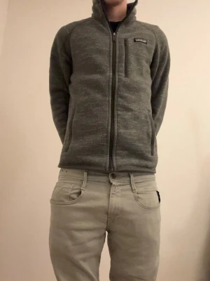 Patagonia fleece - Tja, säljer min Patagonia fleece tröja för jag har tröttnat på den. En väldigt varm och snygg tröja både att ha på sig på vardag och även t.ex i skidbacken på kalla dagar. Skriv vid minsta funderingar. HÄR ÄNVÄNDER VI ENDAST INSTABOX VID FRAKT 📦