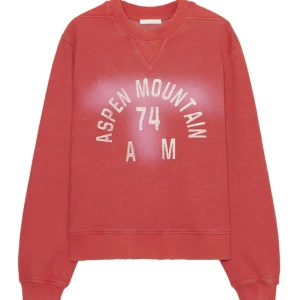 Röd collage tröja från Zara - Cool röd sweatshirt med trycket 'Aspen Mountain 74 AM' i vitt framtill. Tröjan har en avslappnad passform, rund halsringning och ribbade muddar vid ärmar och nederkant. Perfekt för en sportig och avslappnad stil. Liten i storlek!