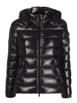 Moncler Bady - Snygg svart vinterjacka från Moncler med glansig finish, huva och dragkedja framtill. Jackan har två snedställda fickor med dragkedja och klassisk quiltad design. Perfekt för kalla vinterdagar och riktigt stilren look.