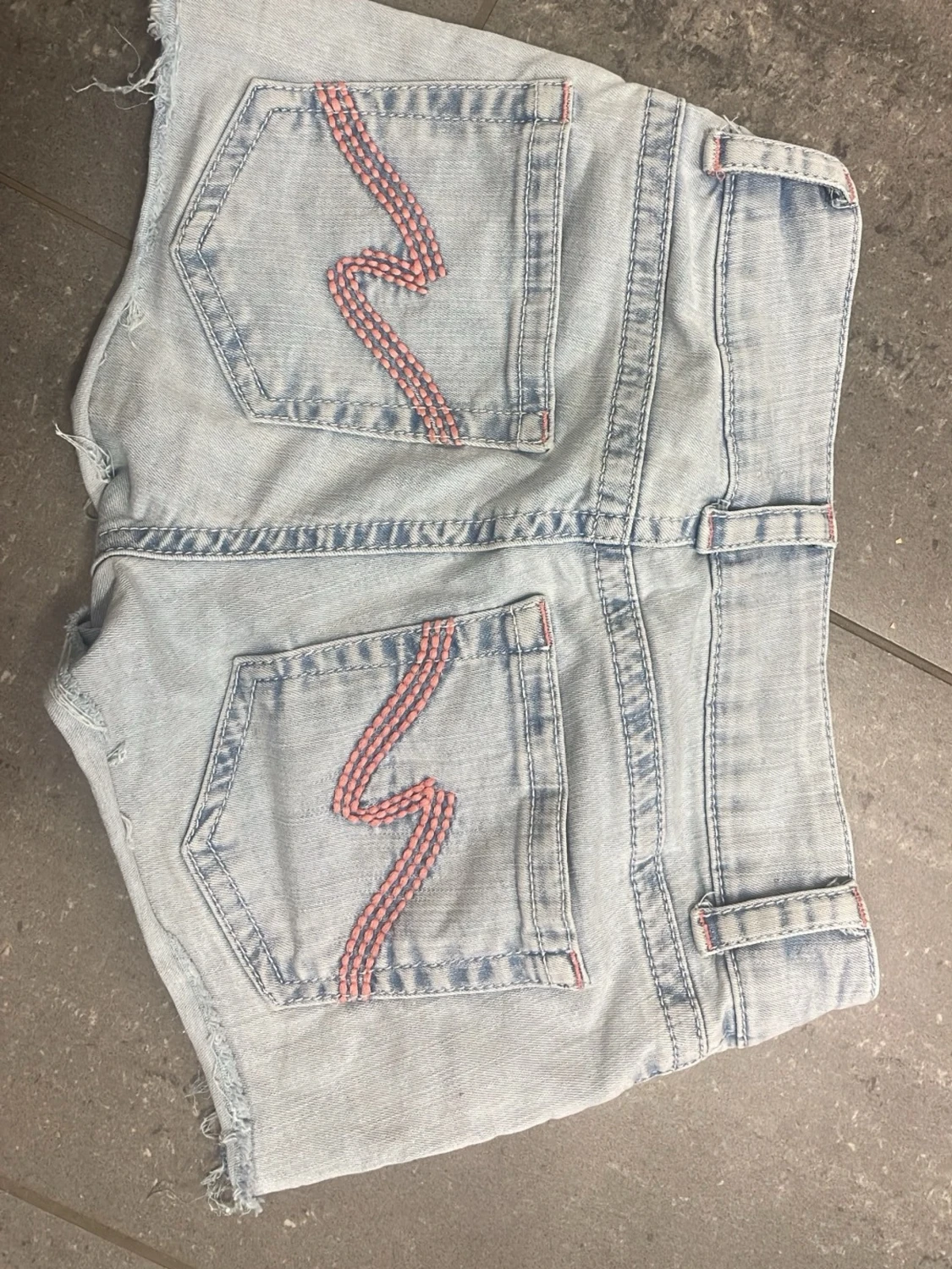 Ljusblå jeansshorts med broderi