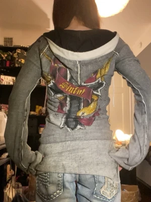 Sinful hoodie❤️ - Super cool sinful hoodie med super fina ditaljer och rhinestones❤️ den är storlek M men den är välldigr strechig och sitter längst kroppen på mig som är xs-s i storleken❤️