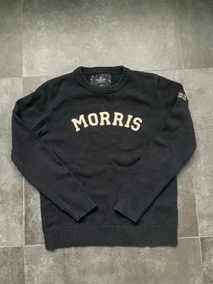 Morris stickad tröja  - Tjena, säljer nu denna riktigt snygga och populära Morris stickade tröjan, den är i bra skick, inga hål eller liknande men använd, hör av er vid frågor och funderingar🙌🤝 