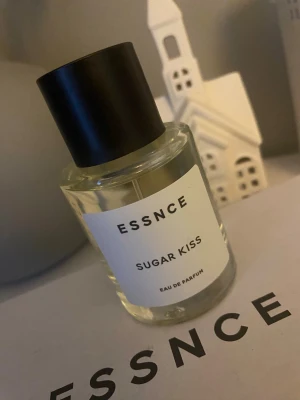 Essnce Sugar Kiss Eau de Parfum - Essnce Sugar Kiss Eau de Parfum är en parfym med söt och fräsch doft. 50ml. Helt ny och oöppnad och säljs med medföljande kartong!💓 