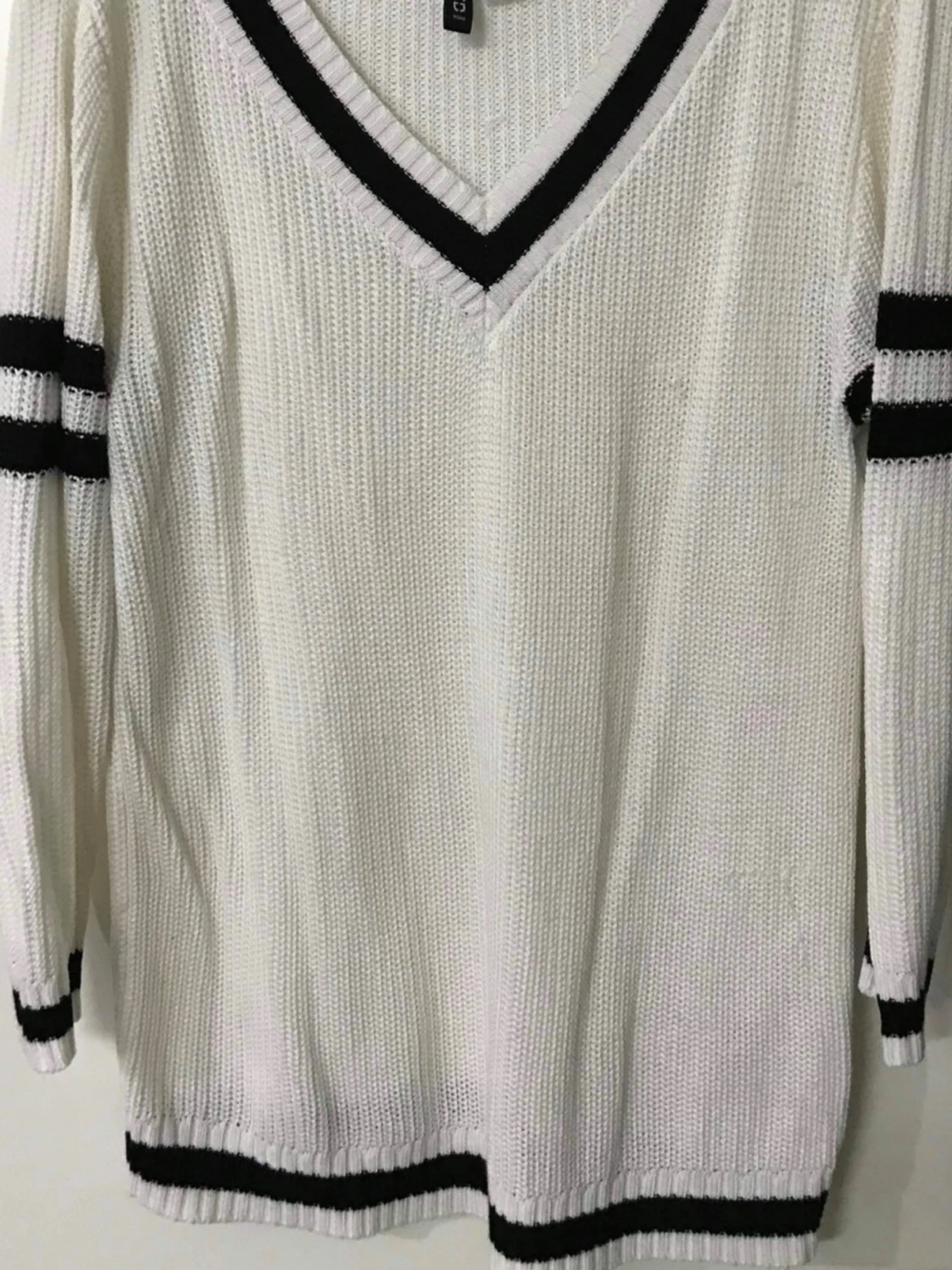 Vit stickad tröja med svarta ränder - 1