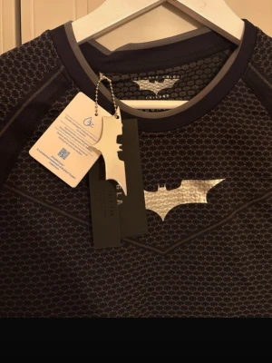 Young LA compression shirt  - Tjena! Säljer en compression shirt från dark night kollektionen från Youngla som kom i ett limiterat antal. Använd 1 gång då den var precis för stor på mig. Skriv om ni är intresserade! 😊