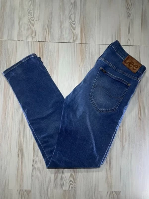 Blå Lee slimfit  jeans - Snygga blå slimfit jeans från Lee🔥 Inga defekter osv, storleken är W32 L32. Hör av er vid funderingar samt snabbaffär🙌🏻
