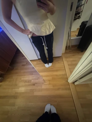 Roxy linnebyxor - Dem är för små för mig och har sprättats upp vid benen och är ganska välanvända därav priset💕