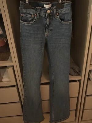 Blå raka jeans från Ginatricot - Ett par klassiska blå jeans från Ginatricot med rak passform. Jeansen har normal midja, knappgylf och är tillverkade i denim.💞💞