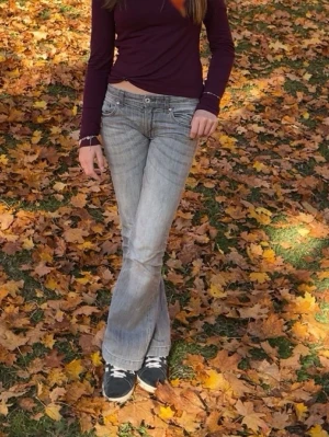 Grå flared jeans med fickdetaljer - Gråa mid-waist jeans med fickdetaljer i storlek 158 ( xs ) från h&m . Dom är fint omsydda med symaskin så att de blev lägre. 