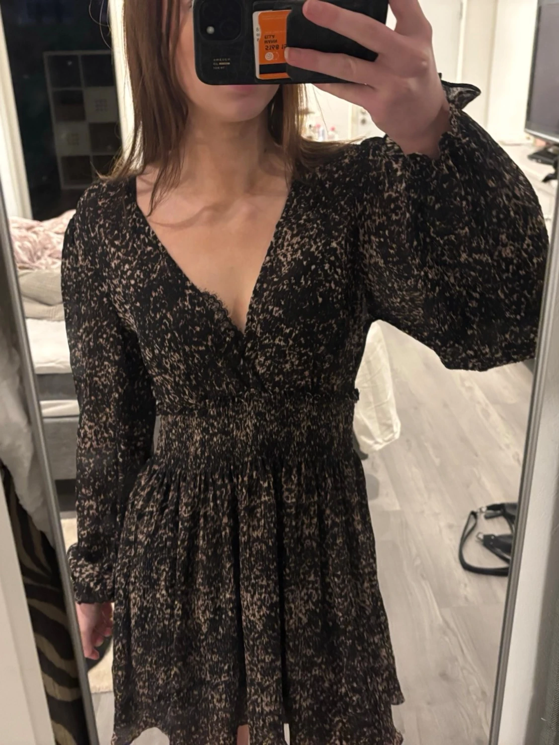 Svart mönstrad kortklänning