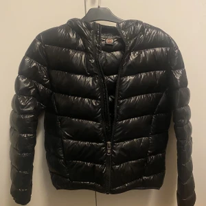 Colmar jacka  - Säljer nu min Colmar vinterjacka. Den är i storlek 46 i italensk storlek men passar mig som vanligtvis bär 38/36 i jackor! Den är väldigt sparsamt använd. Den har fickor! 🖤 skriv för bilder på!