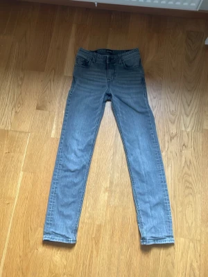 Gråa Jack&jones byxor för killar ! - Säljer att par gråa Jack&jones byxor för killar i storlek 152 nypris 399
