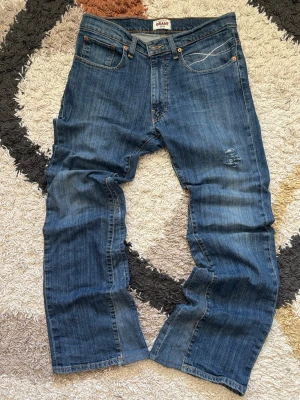 Bootcut Jeans Remade - Storlek: W33 L32. (Viktigt!!! utgå helst utifrån måtten)😁  Laid out liggandes.   •	Längd (utsidan): 105 cm 	•	Midja: 41 cm 	•	Nedre bredd (vid benslutet): 25 cm  Kondition: 8/10  Fraktar samma dag eller dagen efter✅  swag rap streetwear baggy vintage skate hiphop y2k affliction archive underground avant garde japan style OG 2000s flared washed affliction jeans drip oldmoney denne 