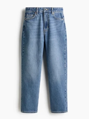 Blå mom jeans high waist H&M - Säljer ett par klassiska blå mom jeans från H&M med hög midja och ankellångt ben. Jeansen har comfort stretch för extra bekvämlighet och fem fickor. Perfekta till en avslappnad och trendig look.