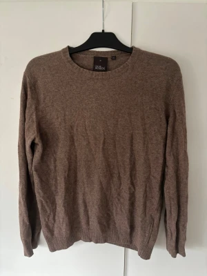 Oscar Jacobson Kashmir tröja - Gyllenbrun populär snygg Oscar Jacobson Kashmir tröja i storlek M. Inga hål eller fläckar i toppen skick verkligen!