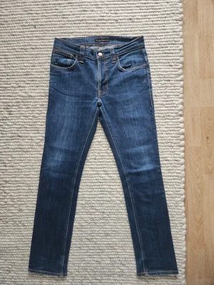 Nudie jeans Thin finn - Tja säljer dessa Nudie Jeans i storlek W32 / L32 men de är i modell thin finn så skulle säga att de passar mer som W30 // Nypris 1400 mitt pris 499 // Hör av er vid funderingar // fraktar så snabbt som möjligt // priset är inte hugget i sten!!💸
