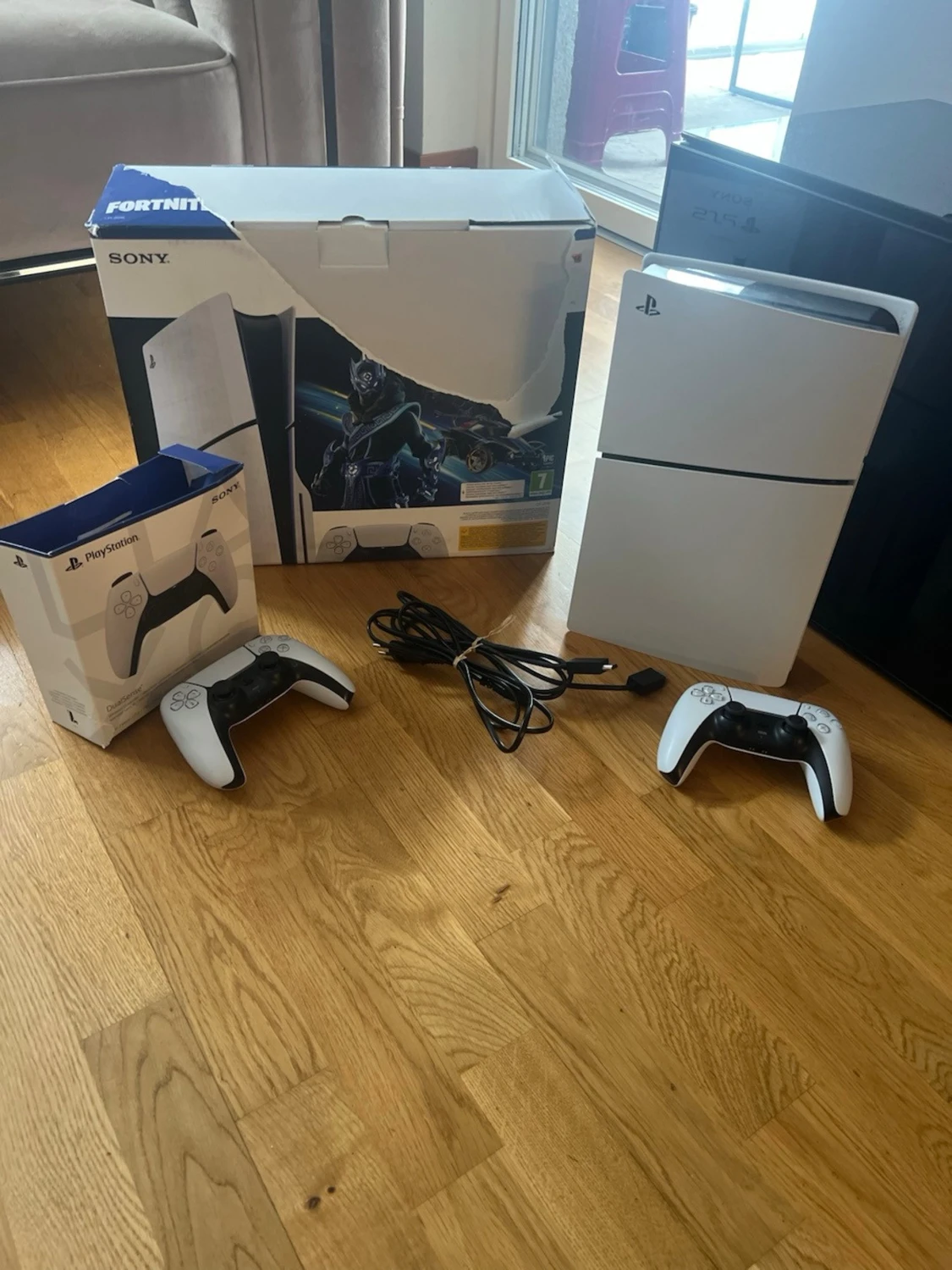 Vit PlayStation 5 med två kontroller