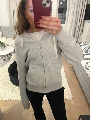 Russemerch kofta  - Säljer nu denna supersnygga grå kofta från russemerch / szary kardigan russemerch. Den är i väldigt bra skick, kanske bara lite nopprig om man kollar noggrant. Storleken är XS och skulle säga att den motsvarar de också eftersom den sitter bra på mig som vanligtvis har den storleken. Skulle däremot säga att den möjligtvis hade kunnat passa S då, men allt beror på hur man vill att den ska sitta. Köpte den för  749 kr. Tveka inte att lägga prisförslag och våga ställ frågor. 