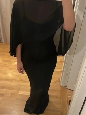 Cape klänning - Supersnygga virala cape klänningen från gina tricot. Använd 1 gång 💖