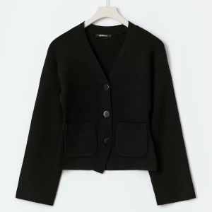 Svart kofta från Gina Tricot - Säljer en svart kofta från Gina Tricot med v-ringad hals, tre stora knappar framtill. Den är ny och aldrig använd. Storlek S men passar även en XS. nypris 459, mitt pris 320