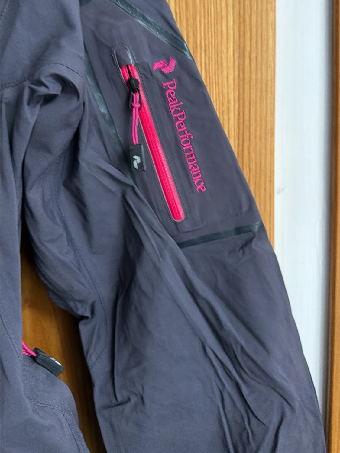 Peak Performance vindjacka mörkgrå/rosa - 1