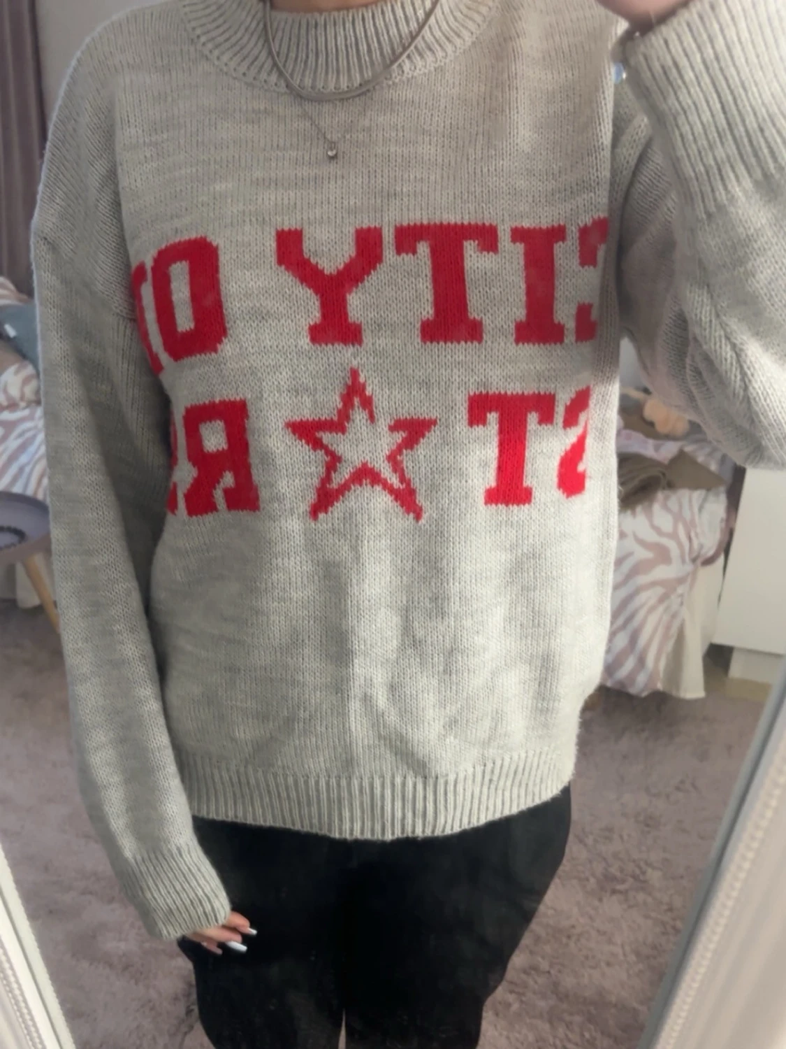 Grå stickad tröja med röd text - 1