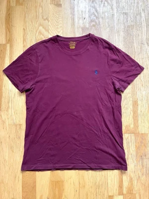 Ralph Lauren T-shirt - Ny vinröd t-shirt från Ralph Lauren i custom slim fit Inga defekter och liknande •Storlek: Medium •Bredd:36CM                     •Längd:63CMKommer från ett rök och djurfritt hem  Skickas samma dag!   #ralphlauren  #tshirt  #winered  #medium