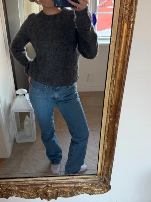 Lågmidjade blåa jeans - Fina lågmidjade blåa jeans i rak modell från bikbok, knappt använda som nya, strl W28 L32