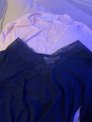 Spets tröjor (pack) - En ljus rosa och mörk blå spets tröjor från Gina. Skriv om ni vill köpa 1 istället för båda.