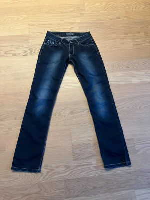 Mörkblå jeans från G-Star RAW KOM MED PRISFÖRSLAG - Snygga mörkblå jeans från G-Star RAW i unisex, dem är i storlek 28/32, Fint skick använda enstaka gånger. Dem är bra för dig som vill få en lyxig och snygg look