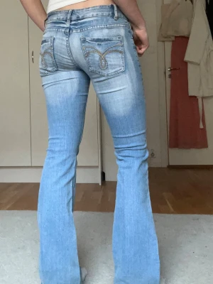 Lowwaist bootcut jeans  - Vintage lågmidjade bootcut jeans från Taily Weijl! De är omsydda i skrevet och har två insyrningar i midjan som syns på bilderna, men det är inget som påverkar skicket i stort! Midjemått rakt över: 37 Innebrenslängd: 84,5 Grenmått: 21 Bredd på benen längst ner: 23 Skriv vid funderingar/fler bilder💞