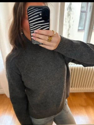 Polo stickad tröja  - Grå snygg polo tröja från hm som knappt är använd, passar till allt!❤️‍🔥❤️‍🔥( mina bilder från vinted ) 