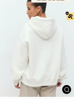 Hoodie  - Hoodie från Gina Tricot i mycket bra skick! En liten fläck ( bild 2) men går bort med galltvål! Ej noppring och är som ny