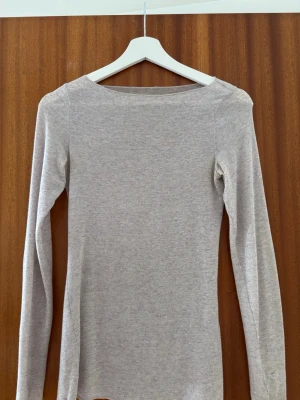 Intimissimi tröja boatneck - Intimissimi tröja i modellen Boat Neck. Storlek S. Tröjan är k materialet Kashmir. Skicket är som helt ny. Färgen finns inte längre att köpa. Original pris 490kr. Kontakta vid frågor 💞