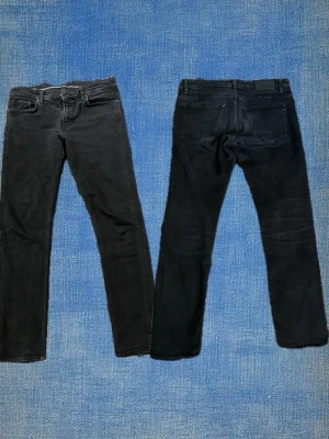 Svarta Hugo boss jeans - Svarta Hugo boss jeans med klassisk femficksdesign och dragkedjegylf. Jeansen har raka ben. Storlek 33/32