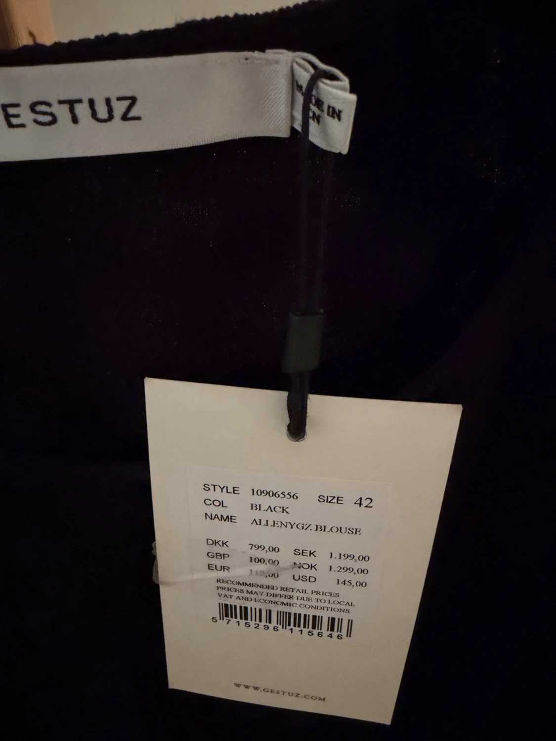 Svart blus från Gestuz, stl 42 - 1