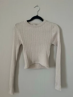Beige ribbad stickad tröja ONLY - Säljer en beige ribbad stickad tröja från ONLY i storlek XS. Tröjan har lång ärm, rund halsringning och är croppad i modellen. Endast provat då jag inte tycker om hur den sitter på mig, är 171 cm för referens 💞
