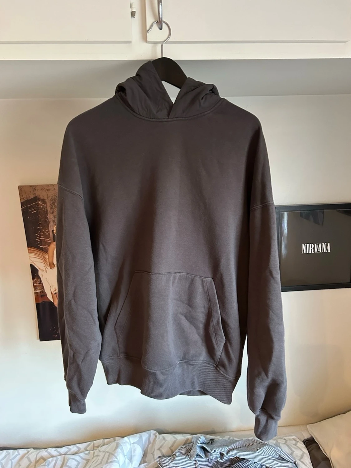 Svart hoodie med rosa tryck  - 2